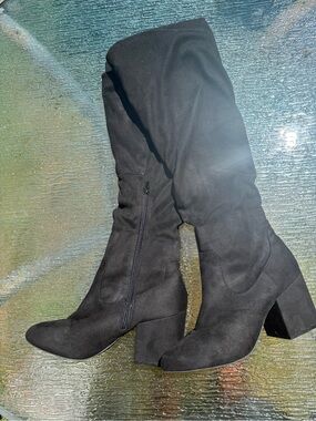 She & In EUC Women's Black Knee-High Block Heel Boots - Classic Suede Look Sz 9